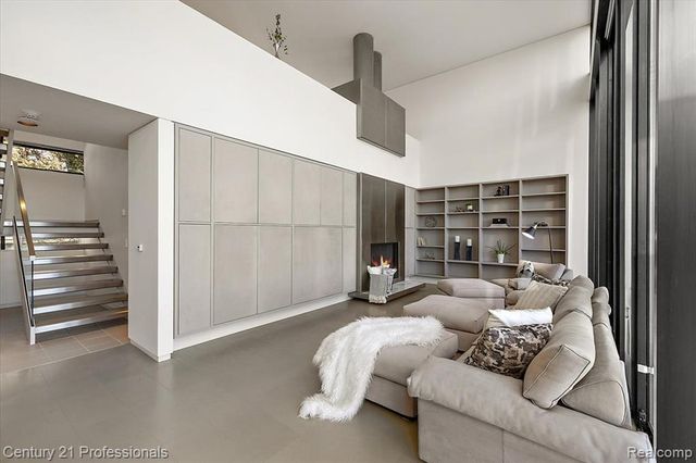 5904 Wing Lake Road, Bloomfield Hills, MI 48301