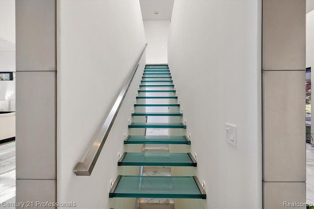 5904 Wing Lake Road, Bloomfield Hills, MI 48301