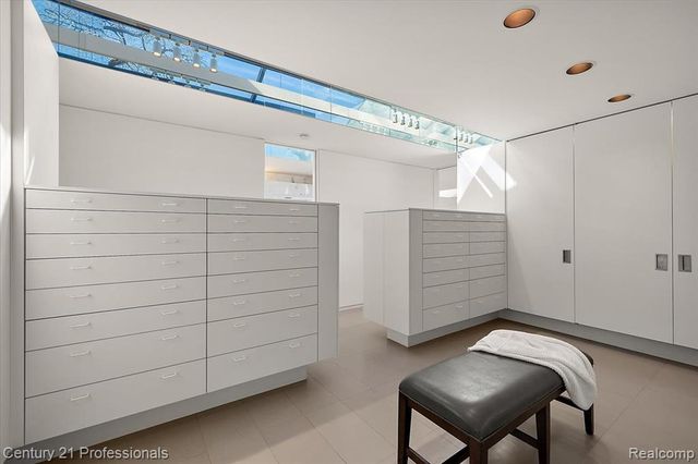 5904 Wing Lake Road, Bloomfield Hills, MI 48301