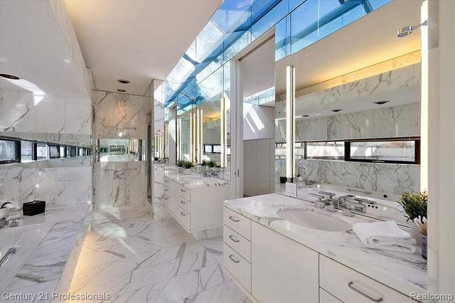 5904 Wing Lake Road, Bloomfield Hills, MI 48301