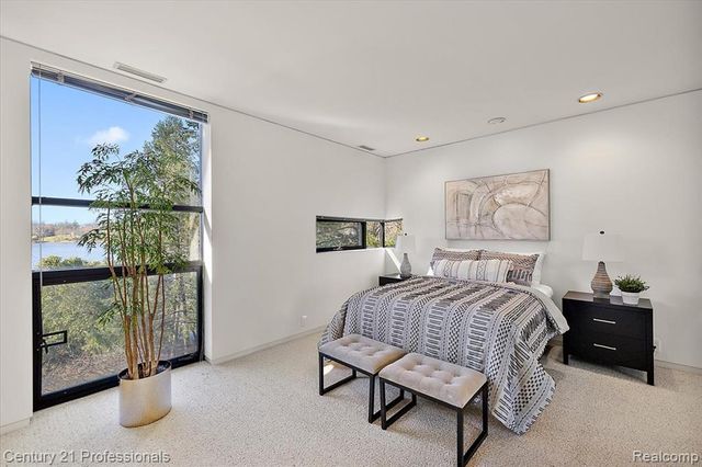 5904 Wing Lake Road, Bloomfield Hills, MI 48301