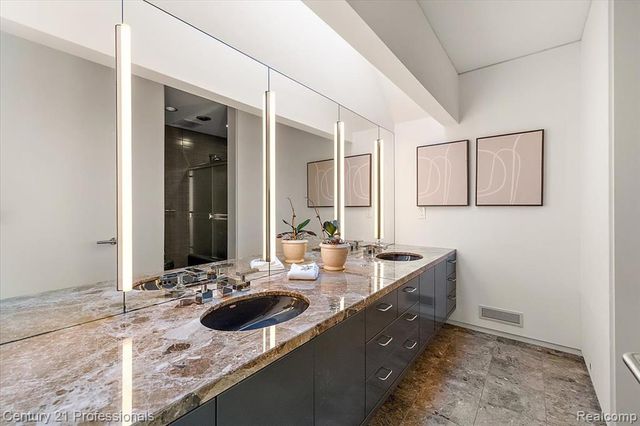 5904 Wing Lake Road, Bloomfield Hills, MI 48301