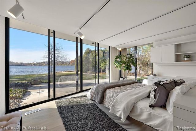 5904 Wing Lake Road, Bloomfield Hills, MI 48301