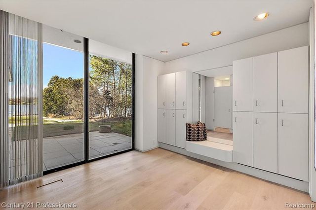 5904 Wing Lake Road, Bloomfield Hills, MI 48301