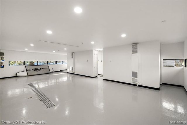 5904 Wing Lake Road, Bloomfield Hills, MI 48301