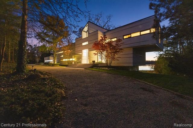 5904 Wing Lake Road, Bloomfield Hills, MI 48301