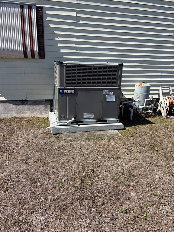 Image 19 of property listing at 1297 KINGFISHER DRIVE, Englewood, FL 34224