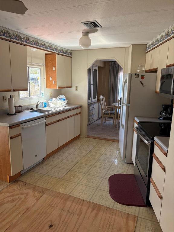 Image 5 of property listing at 1297 KINGFISHER DRIVE, Englewood, FL 34224