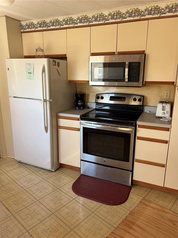 Image 6 of property listing at 1297 KINGFISHER DRIVE, Englewood, FL 34224