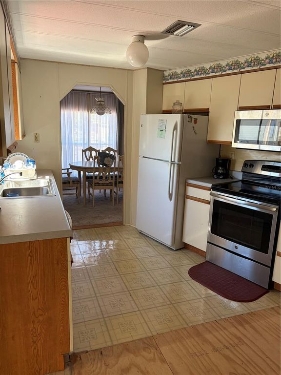 Image 7 of property listing at 1297 KINGFISHER DRIVE, Englewood, FL 34224