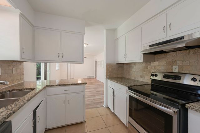 33 Somerset Terrace, Bedford, TX 76022