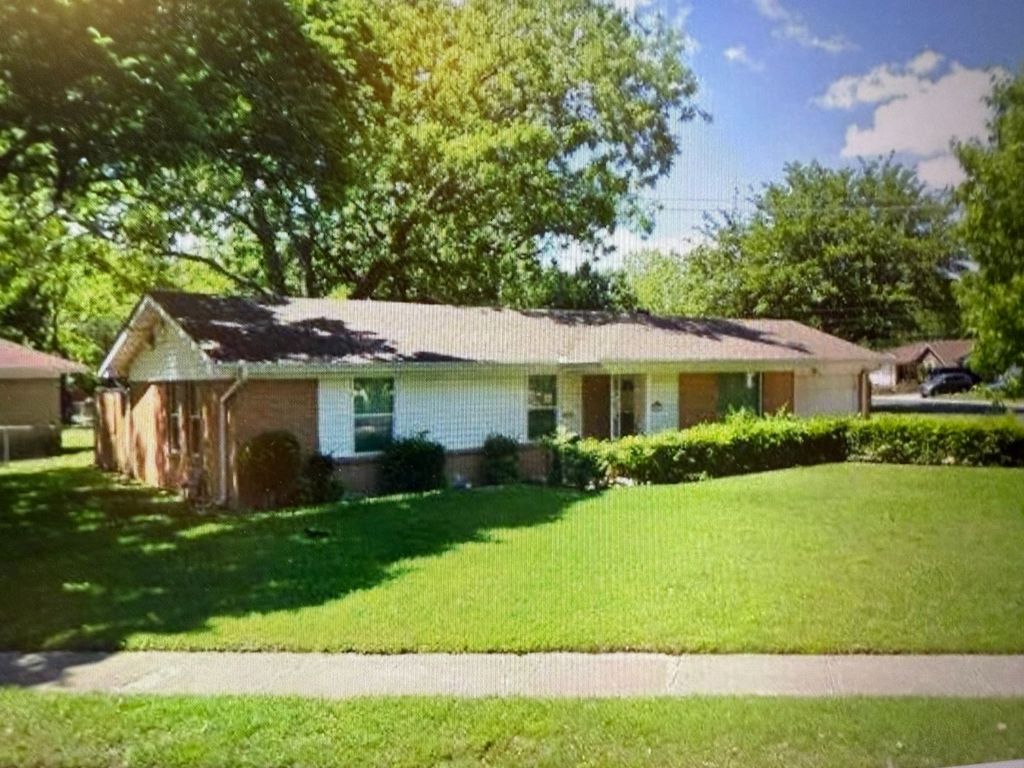 112 SW Murphy Road, Burleson, TX 76028