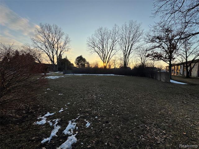 28819 Lahser Road, Southfield, MI 48034