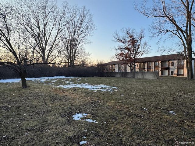 28819 Lahser Road, Southfield, MI 48034
