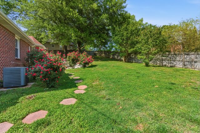1701 Ridgemere Ct, Hermitage, TN 37076