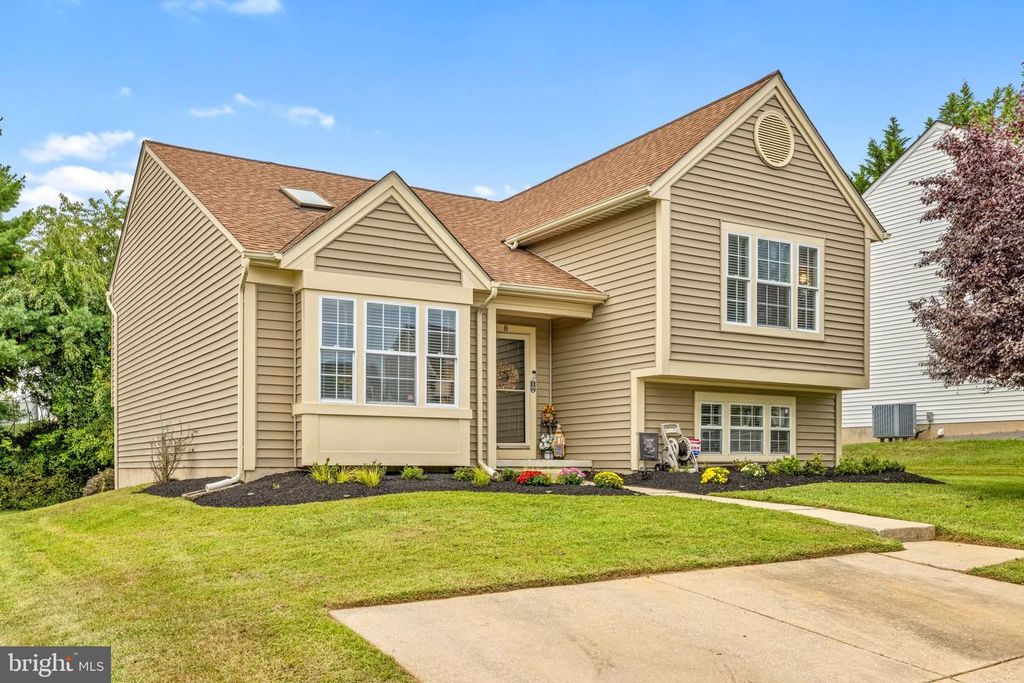 Image 2 of property listing at 8 HARROD CT, Reisterstown, MD 21136