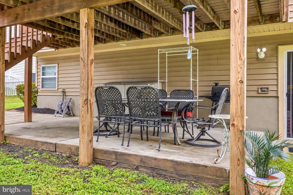 Image 5 of property listing at 8 HARROD CT, Reisterstown, MD 21136