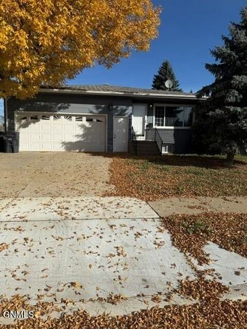 319 1st Street SE, Dickinson, ND 58601 property photo