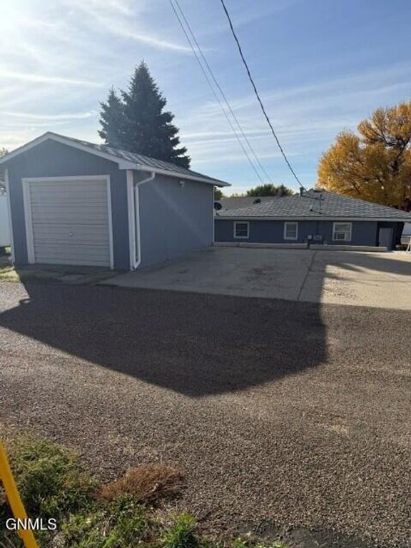 319 1st Street SE, Dickinson, ND 58601 photo 2