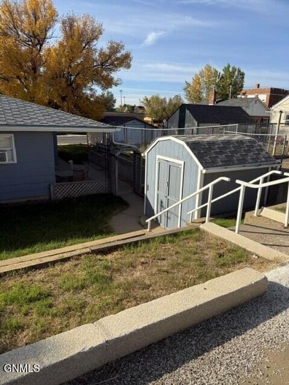 319 1st Street SE, Dickinson, ND 58601 photo 3