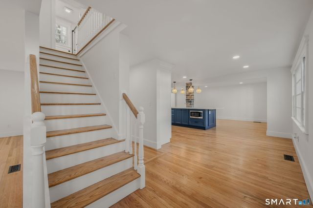 87 Colony Road, Groton, CT 06340