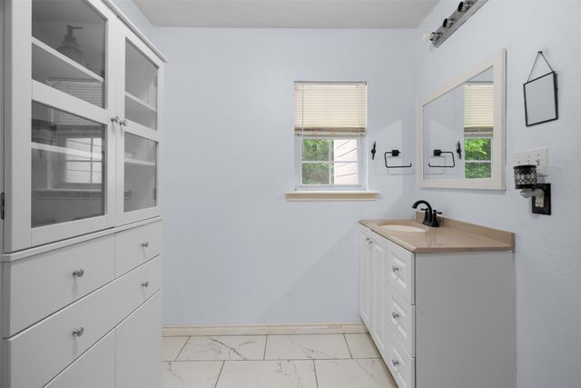 2539 Sharon Street, Dallas, TX 75211