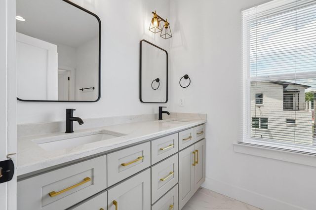1241 N Avondale Cir, Nashville, TN 37207