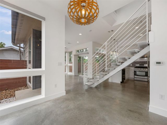 513 W Croslin ST B, Austin, TX 78752