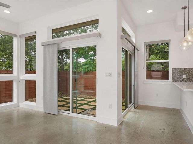 513 W Croslin ST B, Austin, TX 78752