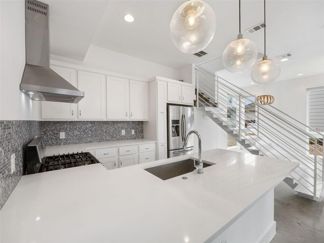 513 W Croslin ST B, Austin, TX 78752