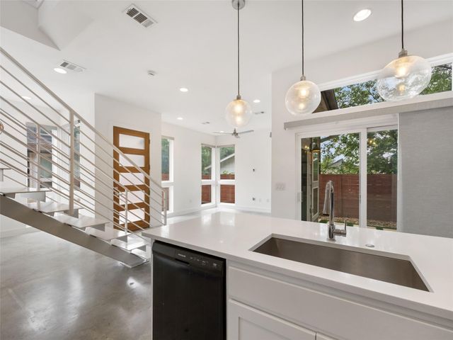 513 W Croslin ST B, Austin, TX 78752
