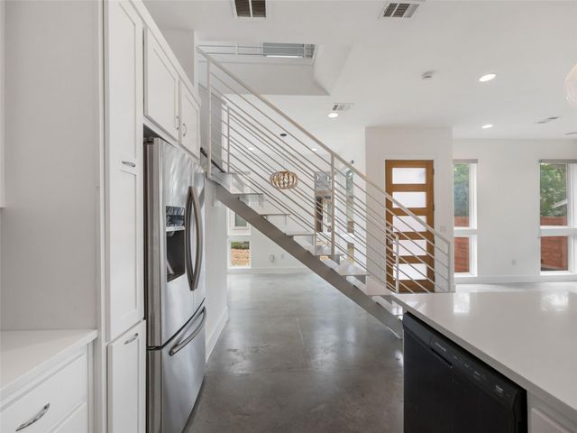 513 W Croslin ST B, Austin, TX 78752