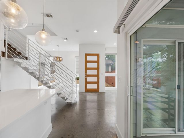 513 W Croslin ST B, Austin, TX 78752