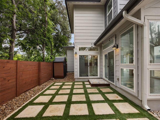 513 W Croslin ST B, Austin, TX 78752
