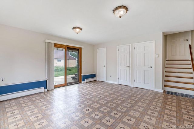 15 Royal Way, New Hyde Park, NY 11040