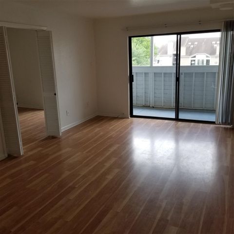 3015 Walnut Bend Lane 33, Houston, TX 77042