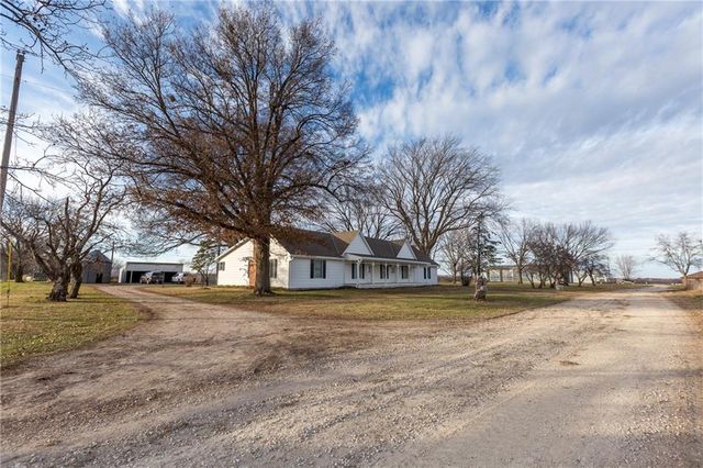 64 SW 401st Road, Centerview, MO 64019