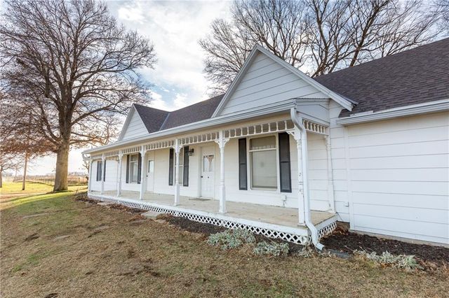 64 SW 401st Road, Centerview, MO 64019