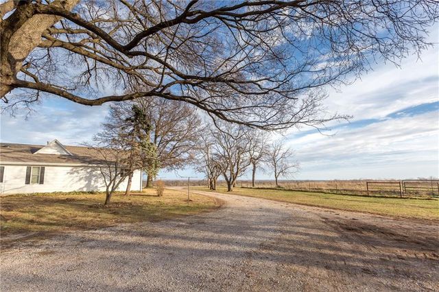64 SW 401st Road, Centerview, MO 64019
