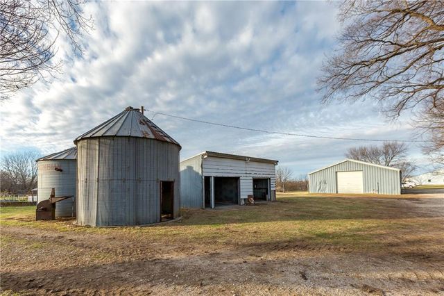 64 SW 401st Road, Centerview, MO 64019