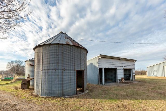 64 SW 401st Road, Centerview, MO 64019