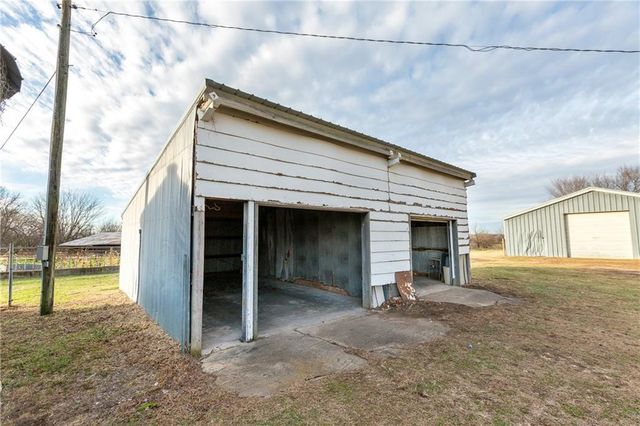 64 SW 401st Road, Centerview, MO 64019