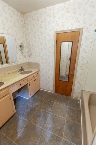 64 SW 401st Road, Centerview, MO 64019