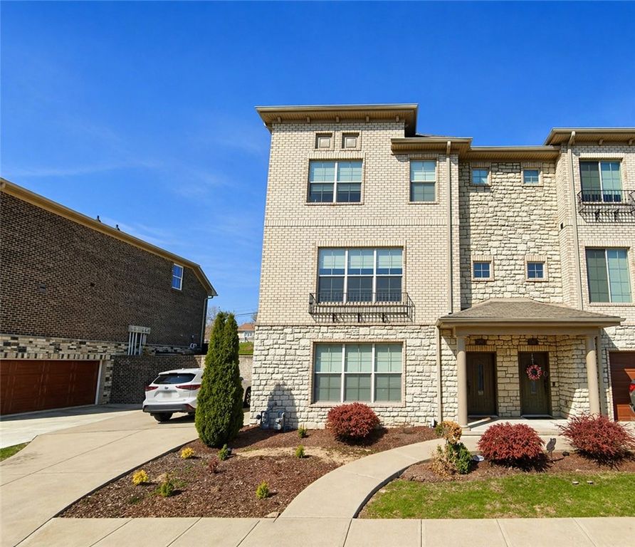 245 Lucca Ln, Upper St Clair, PA 15241
