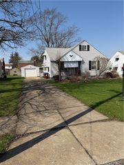 834 Spencer Ave, Sharon, PA 16146