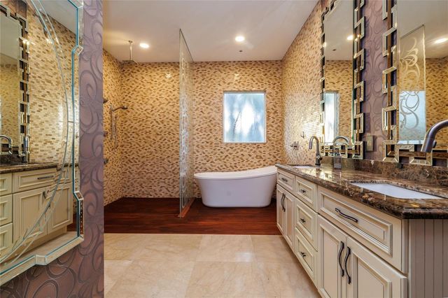 5660 Lago Del Sol Drive, Lake Worth, FL 33449