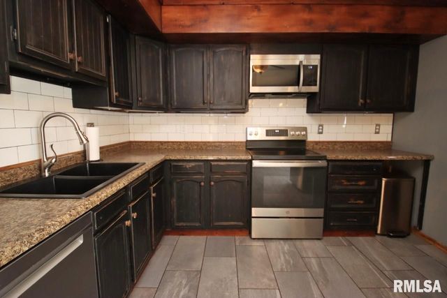 4 PIONEER Court, Pekin, IL 61554