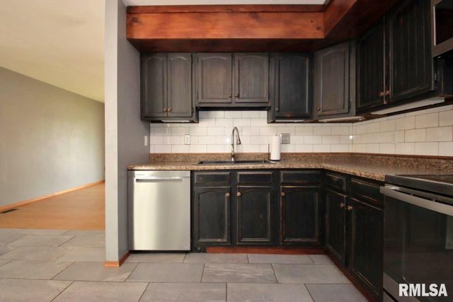 4 PIONEER Court, Pekin, IL 61554