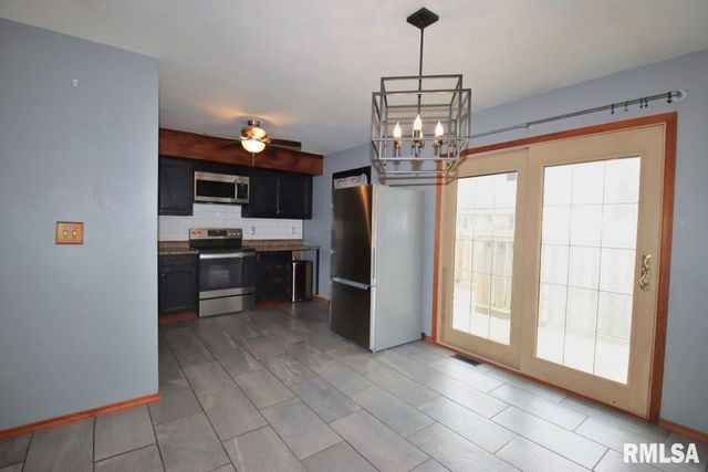 4 PIONEER Court, Pekin, IL 61554