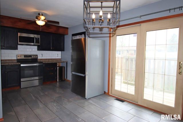 4 PIONEER Court, Pekin, IL 61554